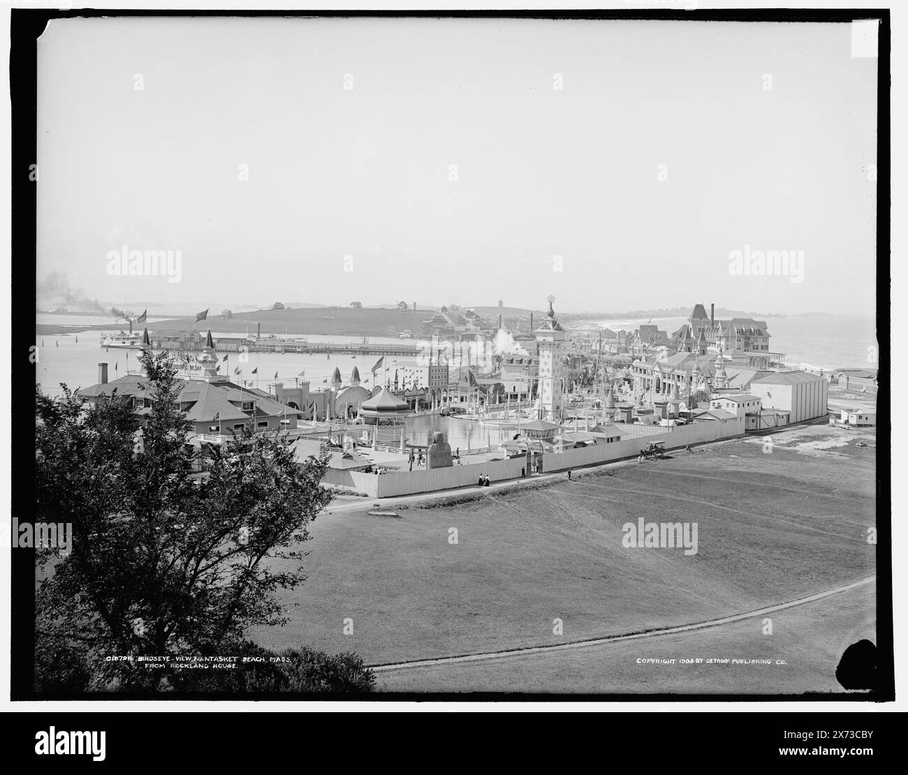 BirdsEye View, Nantasket Beach, Mass., vom Rockland House, einschließlich Paragon Park Vergnügungspark., '2831' auf negative. Detroit Publishing Co.-Nr. 018798., Geschenk; State Historical Society of Colorado; 1949, Vergnügungsparks. , Usa, Massachusetts, Nantasket Beach. Stockfoto