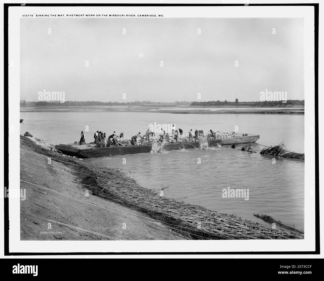 Sinking the Matte, Revetment work on the Missouri River, Cambridge, Mo., Date Based on Detroit, Catalogue J Supplement (1901-1906)., Detroit Publishing Co.-Nr. 013775., Geschenk; State Historical Society of Colorado; 1949, Deiche. , Bauingenieurwesen. , Usa, Missouri, Cambridge. , Usa, Missouri River. Stockfoto