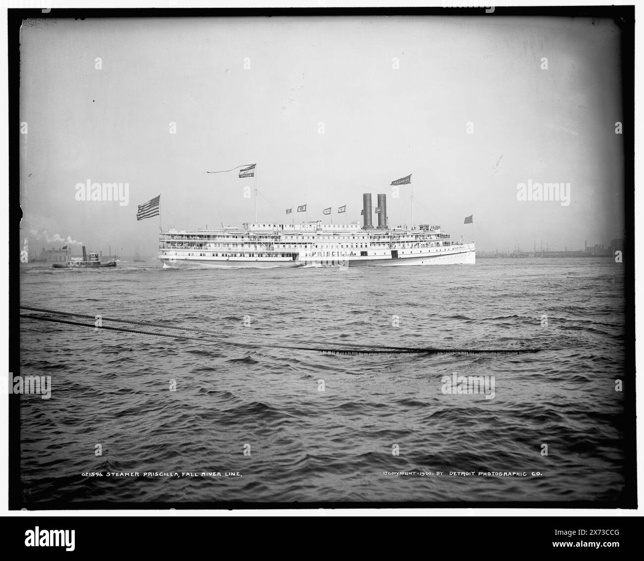 Steamer Priscilla, Fall River Line, Detroit Publishing Co.-Nr. 021596., Geschenk; State Historical Society of Colorado; 1949, Priscilla (Seitenrad), Fall River Line. , Seitenräder. , Boots- und Schifffahrtsunternehmen. Stockfoto