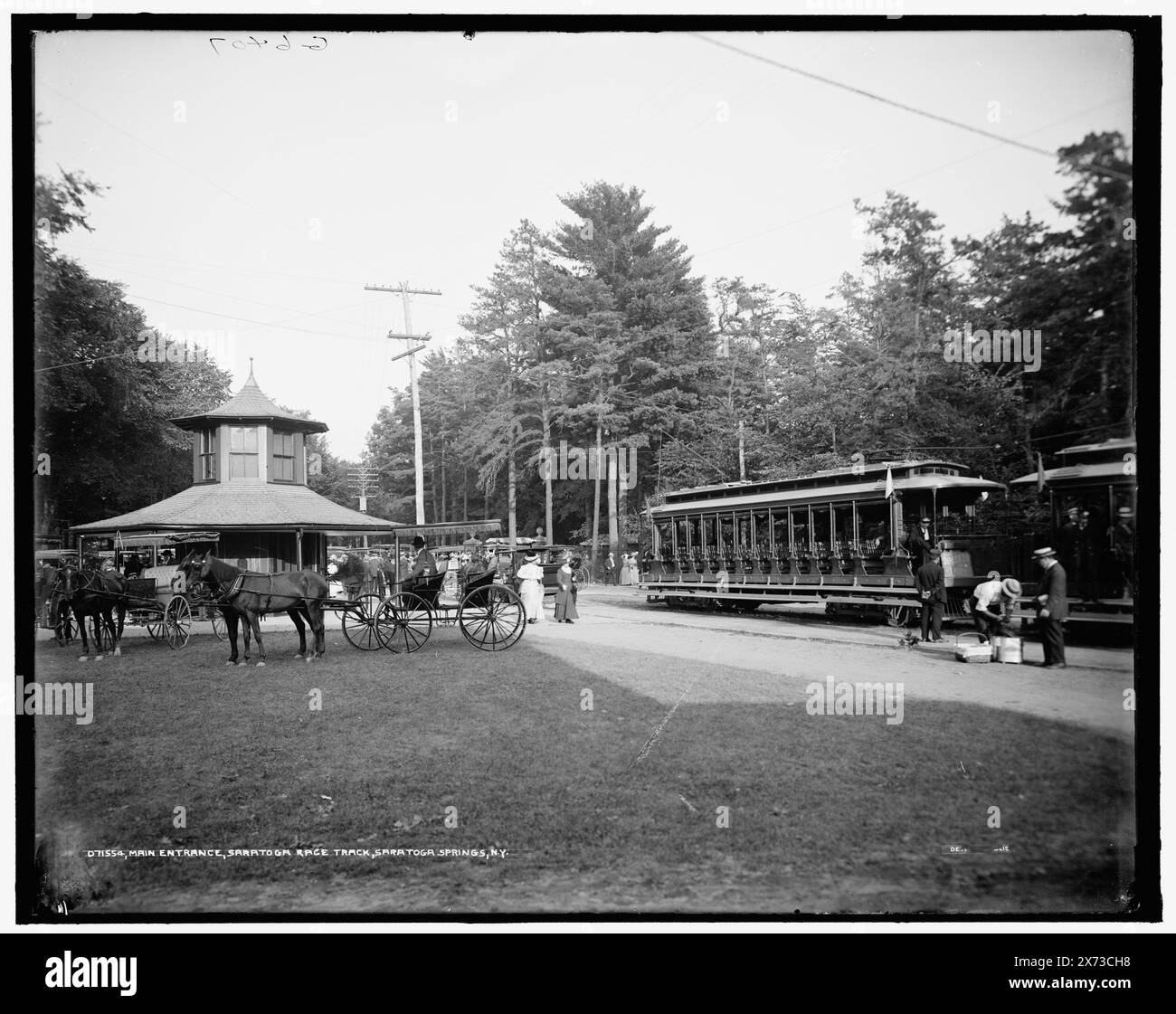 Haupteingang, Saratoga Rennstrecke, Saratoga Springs, N.Y., 'G 6407' auf negativ. Detroit Publishing Co.-Nr. 071554., Geschenk; State Historical Society of Colorado; 1949, Rennstrecken. , Kutschen & Reisebusse. , Straßenbahnen. , Usa, New York (Bundesstaat), Saratoga Springs. Stockfoto