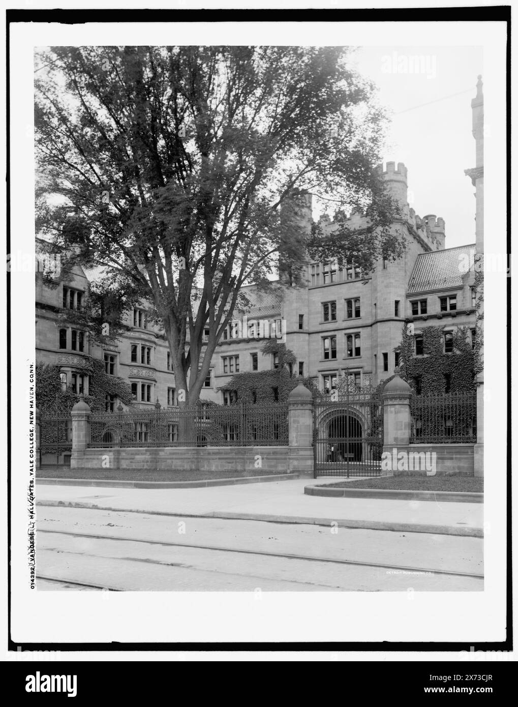 Vanderbilt Hall Gates, Yale College, New Haven, Konn., Date Based on Detroit, Catalogue J Supplement (1901-1906)., Detroit Publishing Co.-Nr. 014392., Geschenk; State Historical Society of Colorado; 1949, Yale University. , Universitäten und Hochschulen. , Bildungseinrichtungen. , Gates. , Usa, Connecticut, New Haven. Stockfoto