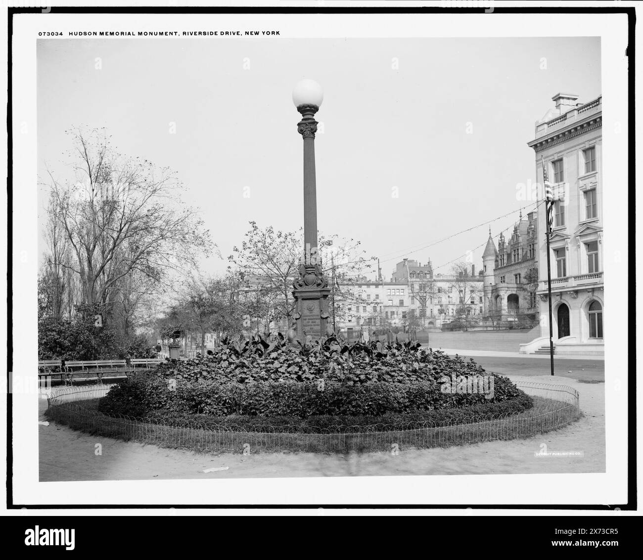 Hudson Memorial Monument, Riverside Drive, New York, „um an die Entdeckung des Hudson River durch Henry Hudson im Jahr [16] 09 zu erinnern“ auf Monument., Detroit Publishing Co. No. 073034., Gift; State Historical Society of Colorado; 1949, Hudson, Henry, d. 1611, Denkmäler. , Denkmäler und Denkmäler. , Plazas. , Usa, New York (Bundesstaat), New York. Stockfoto