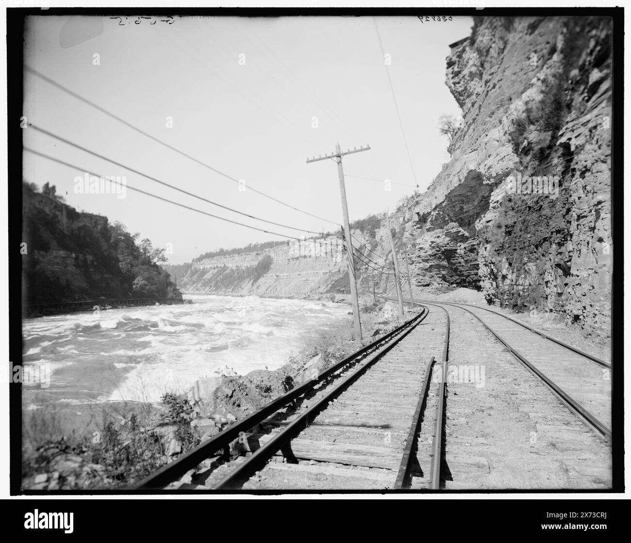 Great Gorge Route, Niagara Gorge Railroad, Niagara Falls, Titel aus Jacke., 'G 5615' auf negativ. Detroit Publishing Co.-Nr. 036829., Geschenk; State Historical Society of Colorado; 1949, Rivers. , Eisenbahngleise. , Canyons. Kanada, Ontario, Niagara River. , Usa, New York (Bundesstaat), Niagara River. Stockfoto