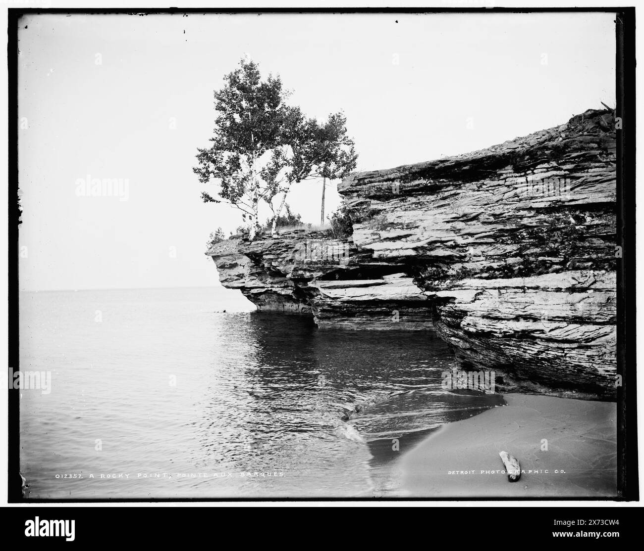 A Rocky Point, Pointe aux Barques, Date Based on Detroit, Catalogue J (1901)., Detroit Publishing Co.-Nr. 012357., Geschenk; State Historical Society of Colorado; 1949, Waterfronts. , Seen und Teiche. , Usa, Michigan, Pointe Aux Barques. , Usa, Michigan, Huron, Lake. Stockfoto
