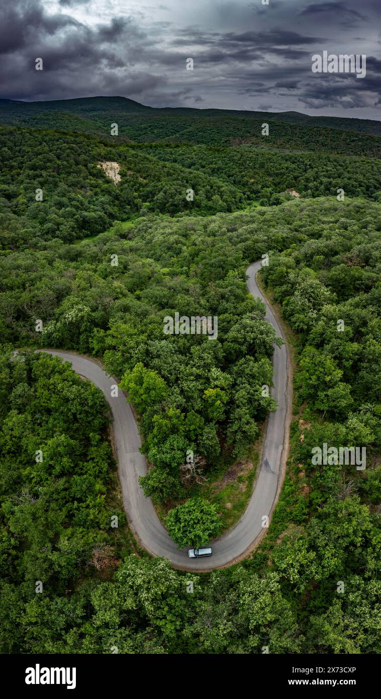 Aus der Vogelperspektive auf eine Landstraße im Berg in der Nähe von Sofia, Bulgarien Stockfoto