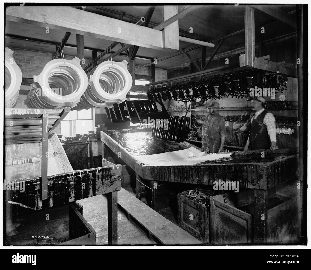 Japanning Room, Glazier Stove Co., Chelsea, mich. Titel aus Jacke. Detroit Publishing Co.-Nr. 042793., Geschenk; State Historical Society of Colorado; 1949, Herdindustrie. , Innenräume. , Industrieanlagen. , Usa, Michigan, Chelsea. Stockfoto