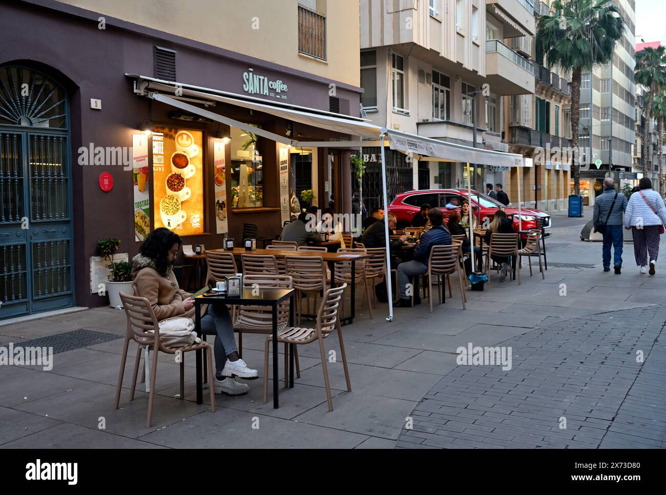 Straßenrestaurant, Café-Bar, Gäste draußen Stockfoto