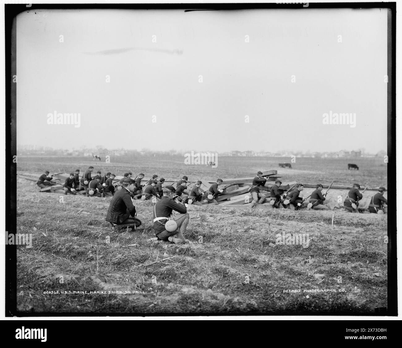 U.S.S. Maine, Marinegefechtsbohrer, Attribution basiert auf negativem D4-20553., Detroit Publishing Co.-Nr. 020565., Geschenk; State Historical Society of Colorado; 1949, Maine (Schlachtschiff), United States., Marine Corps. , Aufnahme. , Soldaten, Amerikaner. , Militärische Ausbildung. Stockfoto