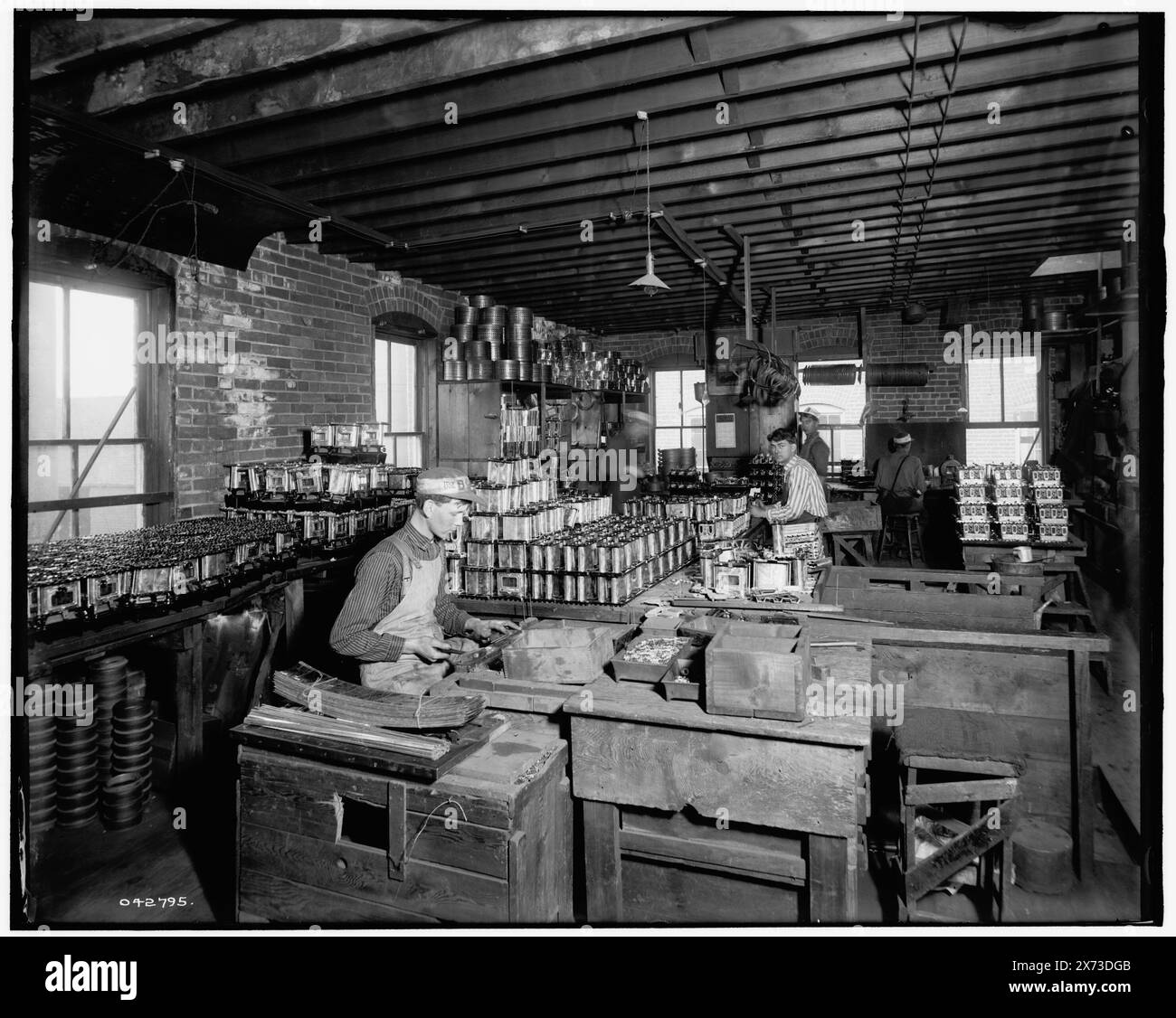 Glazier Stoff Company, Lampenofen-Abteilung, Chelsea, mich., Titel aus Jacke. Detroit Publishing Co.-Nr. 042795., Geschenk; State Historical Society of Colorado; 1949, Herdindustrie. , Industrieanlagen. , Innenräume. , Usa, Michigan, Chelsea. Stockfoto