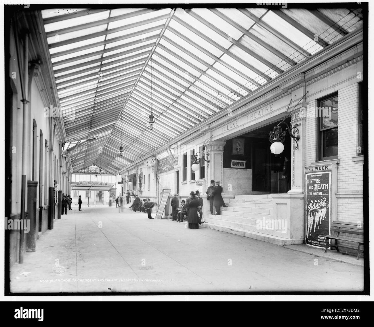 Arcade of Crescent and Tulane Theatres, New Orleans, La, Sign in Foreground: Klaw & Erlanger's McIntyre and Heath / The Ham Tree, Musik & Texte von Jerome & Schwartz , ., 'G 3782' auf negative., Detroit Publishing Co. No. 019298., Geschenk; State Historical Society of Colorado; 1949, Crescent Theatre (New Orleans, Los Angeles), Tulane Theatre (New Orleans, Los Angeles), Theater. , Arkaden (Einkaufsmöglichkeiten) , Vereinigte Staaten, Louisiana, New Orleans. Stockfoto