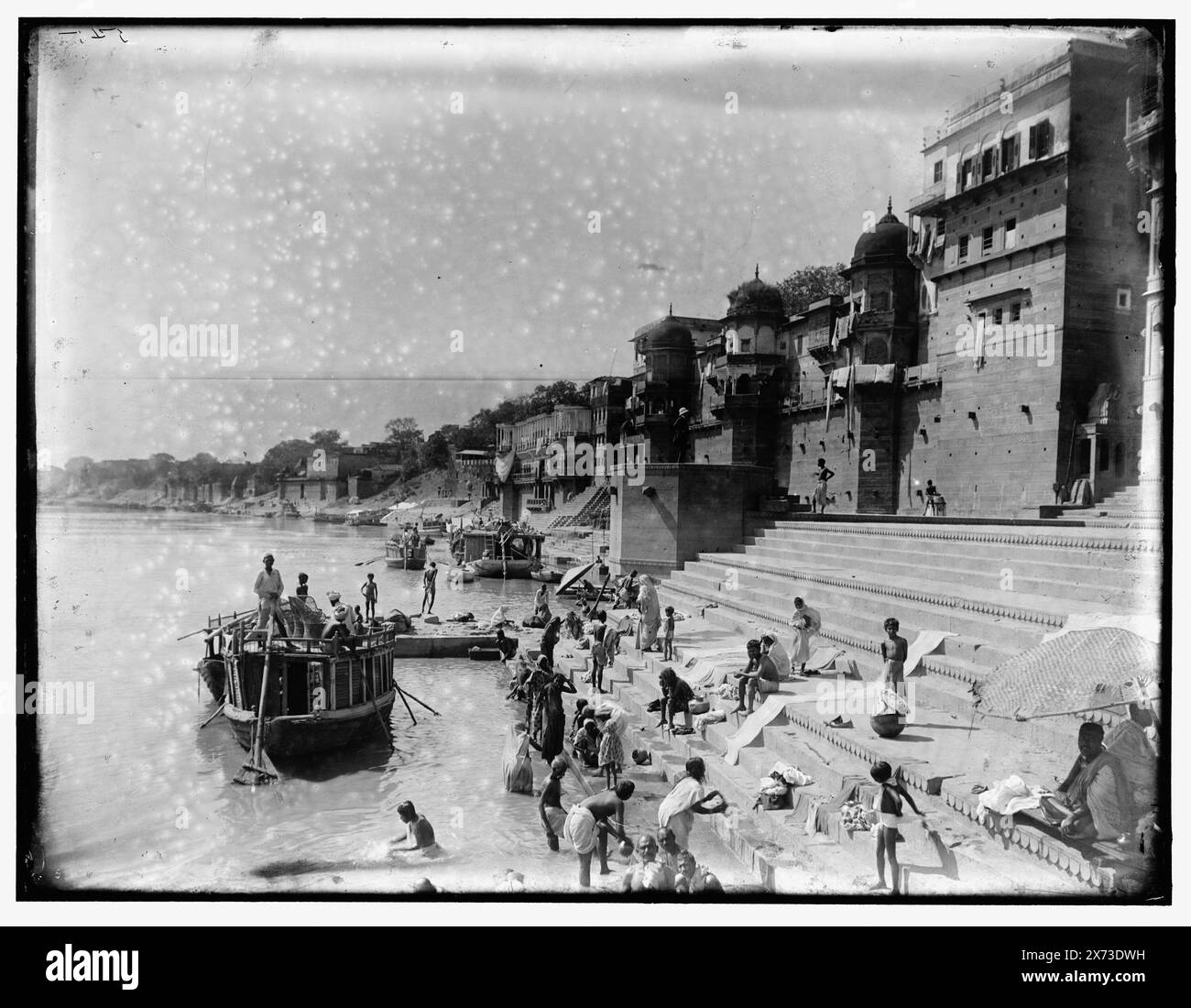 Baden in The Ganges, Indien, Titel von Cataloger., möglicherweise in Varanasi von William Henry Jackson für die World Transportation Commission., '545' auf negative., No Detroit Publishing Co. No., Gift; State Historical Society of Colorado; 1949, Baden. , Treppen. , Uferpromenade. Indien, Ganges River. Stockfoto