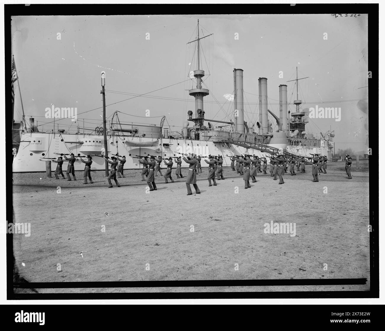 U.S.S. Brooklyn, Marine Wache, Bajonettbohrer, Titel aus Jacke, Detroit Publishing Co.-Nr. 032255., Geschenk; State Historical Society of Colorado; 1949, Brooklyn (Cruiser), Vereinigte Staaten., Marine Corps. , Militärische Ausbildung. , Cruiser (Kriegsschiffe), Amerikaner. Stockfoto