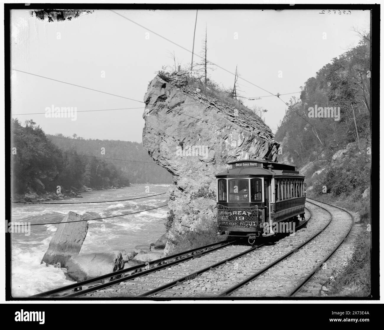 Riesen Rock, Great Gorge Route (Niagara Gorge Railroad), Niagarafälle, Titel aus Jacke., Detroit Publishing Co.-Nr. 036832., Geschenk; State Historical Society of Colorado; 1949, Electric Railroads. , Flüsse. , Felsformationen. , Usa, New York (Bundesstaat), Niagara River. Kanada, Ontario, Niagara River. Stockfoto