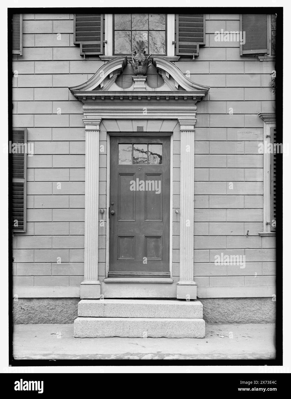 Tür mit gebrochenem Giebel, überzogen von Ananas, wahrscheinlich Salem, Mass., Titel vom Kataloger erdacht., '7' auf Tür., 'Nr. 29' auf negativ., Detroit Publishing Co.-Nr. 039463., Geschenk; State Historical Society of Colorado; 1949, Dwellings. , Türen und Türöffnungen. , Usa, Massachusetts, Salem. Stockfoto