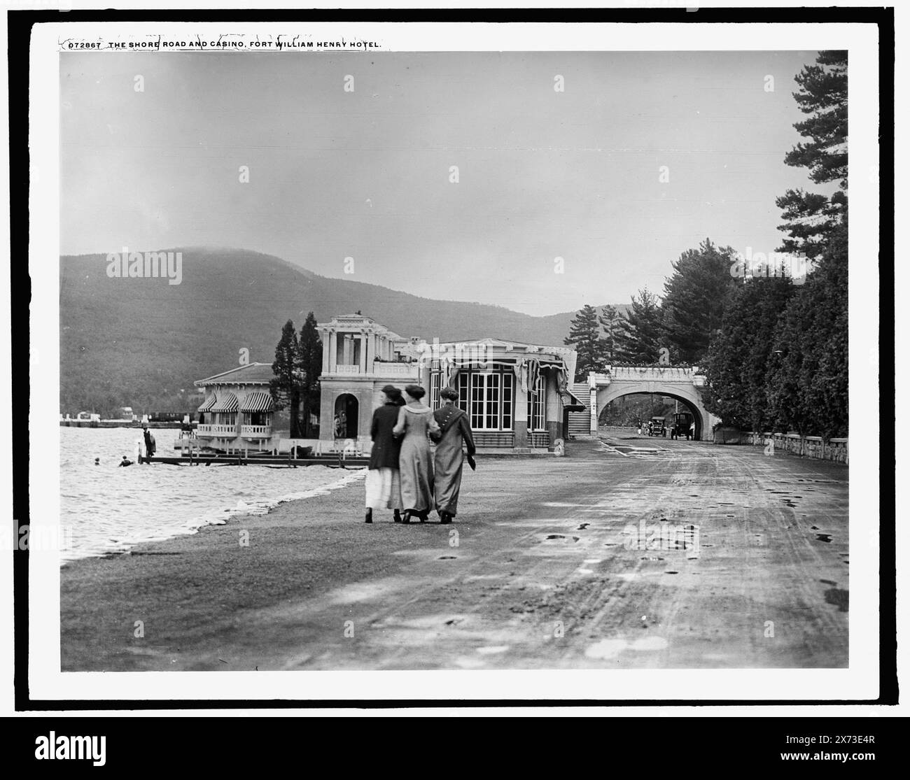 The Shore Road and Casino, Fort William Henry Hotel, '090375' auf negative, Detroit Publishing Co.-Nr. 072867., Geschenk; State Historical Society of Colorado; 1949, Roads. , Uferpromenade. , Casinos. , Resorts. , Usa, New York (Bundesstaat), Lake George. , Usa, New York (Bundesstaat), George, Lake. Stockfoto