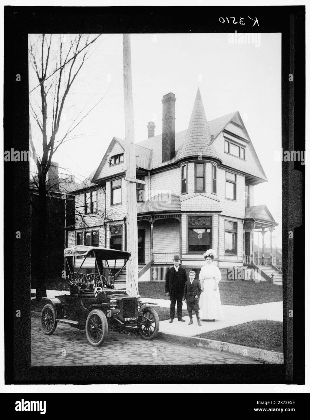 Mann, Frau und Junge, (möglicherweise eine Familie), stehen vor dem Haus mit dem Schild "Dr. Jas. N. Garber, Titel von Cataloger, 'MICH' auf Lizenz; 'Commonwealth Ave.' auf Telefonmast., möglicherweise in Detroit, Michigan., 'K 3510' auf negativ., No Detroit Publishing Co. No., Gift; State Historical Society of Colorado; 1949, Dwellings. , Kinder & Erwachsene. , Automobile. Stockfoto