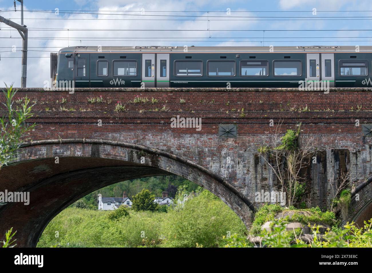 GWR-Schnellzug auf der Gatehampton Railway Bridge (Goring Viaduct) über die Themse an der Grenze zu Oxfordshire Berkshire, England, Großbritannien Stockfoto