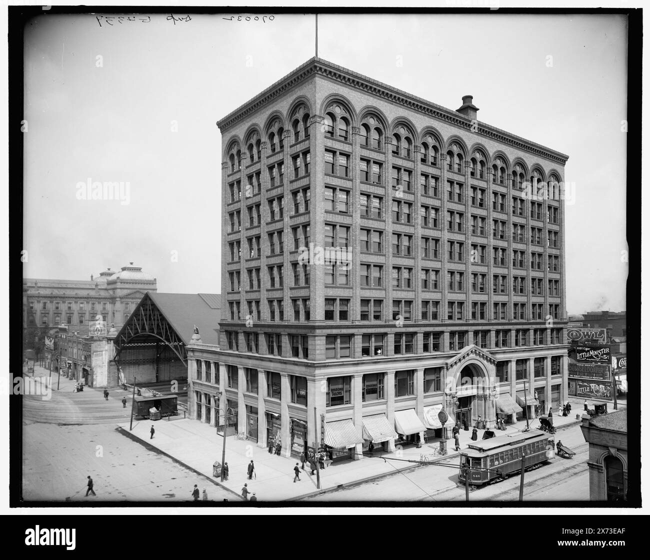 Union Traction Bldg., Indianapolis, Ind., negative sind nahe Varianten., „Union Terminal Building“ über der Tür, „G 4339 1/2“ auf Einem negativen Punkt; „G 4339“ und „dup“ auf B negativ, Detroit Publishing Co.-Nr. 070032., Geschenk; State Historical Society of Colorado; 1949, Bürogebäude. , Straßenbahnen. , Verkehrsmittel. , Usa, Indiana, Indianapolis. Stockfoto