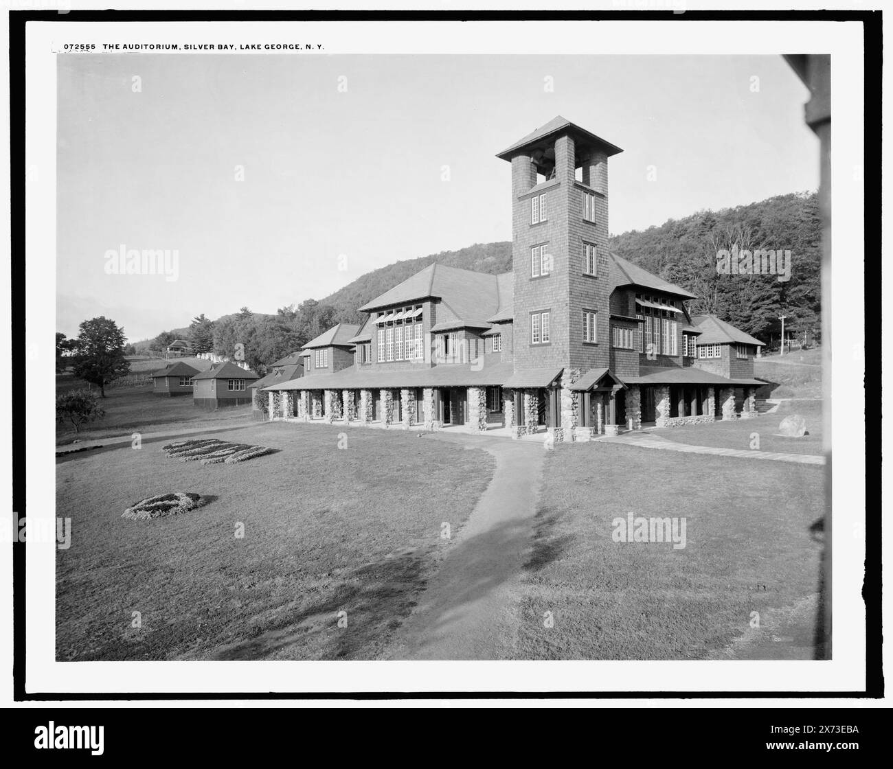 Das Auditorium, Silver Bay, Lake George, N.Y., wahrscheinlich Teil der Silver Bay Association, Detroit Publishing Co. No 072555., Geschenk; State Historical Society of Colorado; 1949, Auditoriums. , Usa, New York (Bundesstaat), Silver Bay. Stockfoto