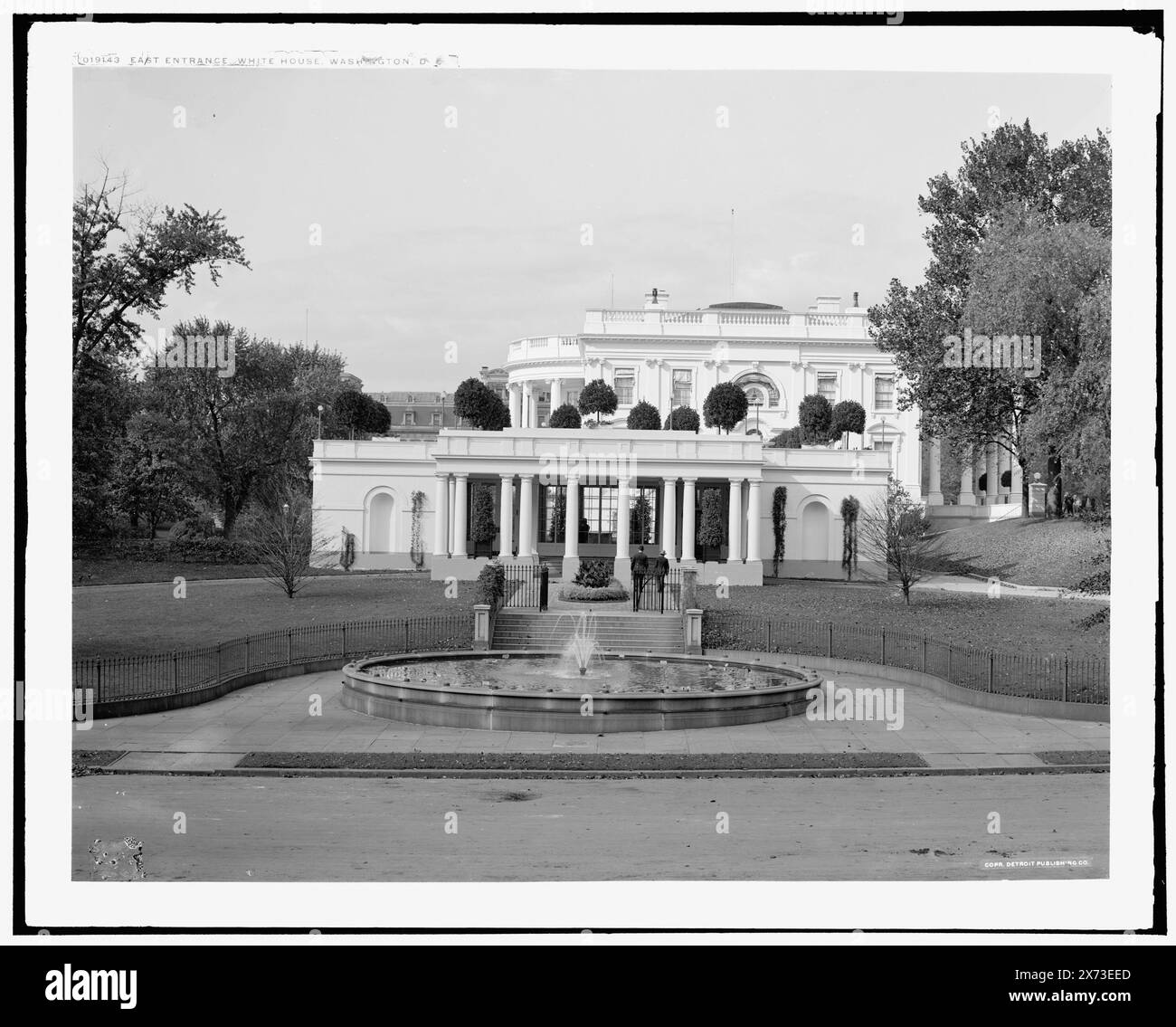 East Entrance, White House, Washington, D.C., entsprechende Glastransparenz (mit demselben Seriencode) auf Videobildschirm 1A-30541., Detroit Publishing Co.-Nr. 019143., Geschenk; State Historical Society of Colorado; 1949, Official Residences. , Springbrunnen. , Vereinigte Staaten, District of Columbia, Washington (D.C.) Stockfoto