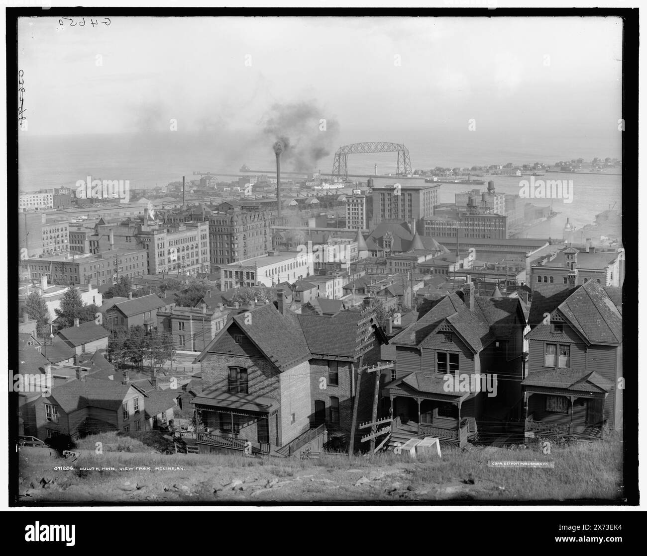 Duluth, Minn., Blick vom Incline Ryan. Eisenbahn, Transporterbrücke über Schiffskanal in der Entfernung, 'G 4650' auf negativ. Detroit Publishing Co.-Nr. 071206., Geschenk; State Historical Society of Colorado; 1949, Dwellings. , Usa, Minnesota, Duluth. Stockfoto