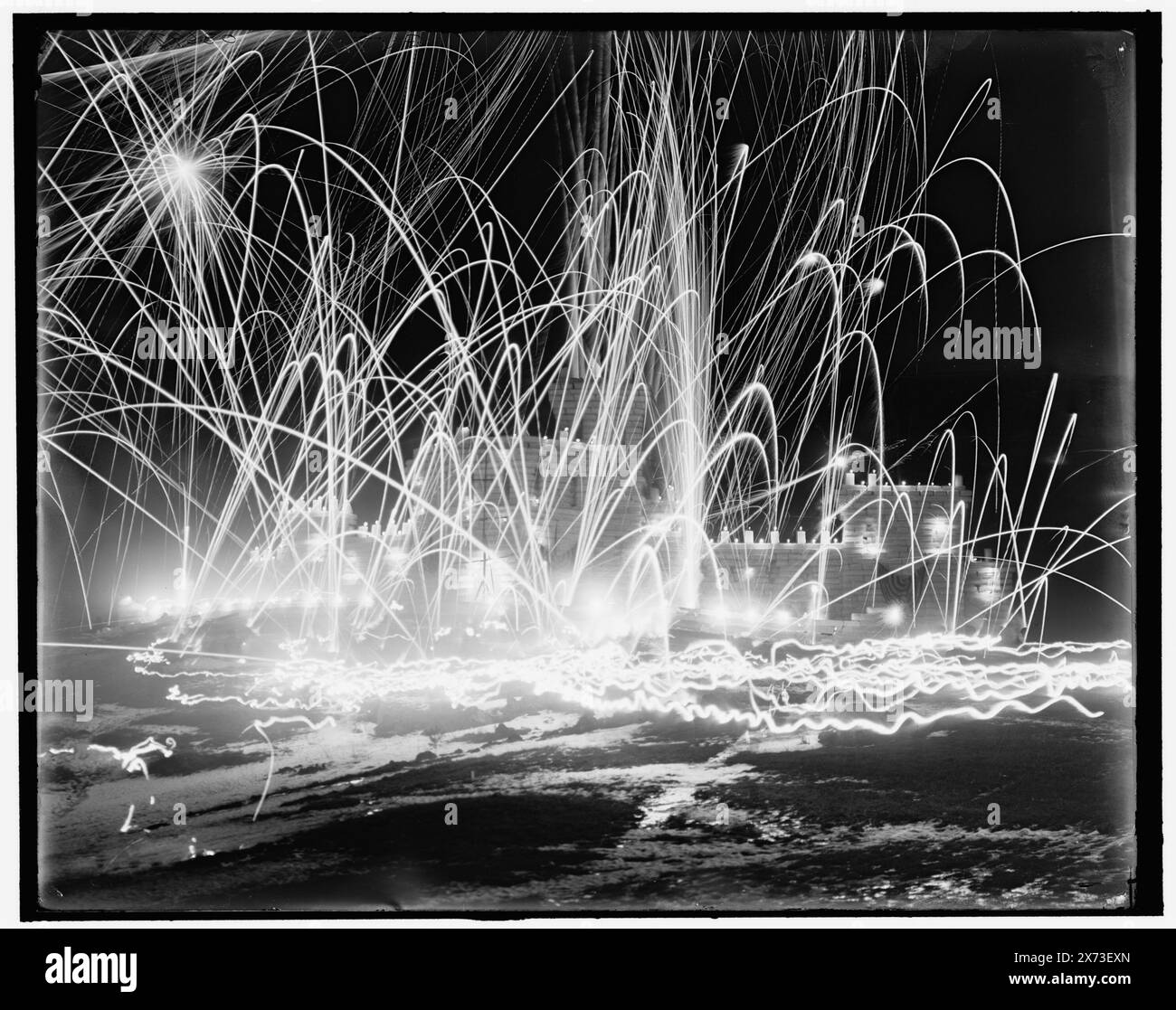 Mitwinterkarneval, Sturm auf die Festung, Upper Saranac Lake, New York, Titel und Datum aus Jacke., 'G 5711' auf negative. Detroit Publishing Co. No. 036978., Geschenk; State Historical Society of Colorado; 1949, Eisskulptur. , Feuerwerk. , Festivals. , Nacht. , Usa, New York (Bundesstaat), Saranac Lakes. Stockfoto