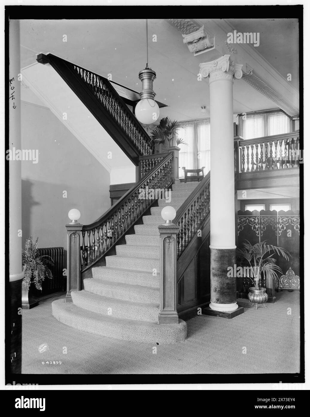 E.M. Bigsby Co. Ausstellungsräume, Treppe zum Balkon, entsprechende Glastransparenz (mit gleichem Seriennummerncode) auf Videobildschirm 1A-30814., Titel aus Jacke., 'G 4103' auf negativ., Detroit Publishing Co.-Nr. 043399., Geschenk; State Historical Society of Colorado; 1949, Treppenhäuser. , Bekleidungsgeschäfte. , Innenräume. , Usa, Michigan, Detroit. Stockfoto