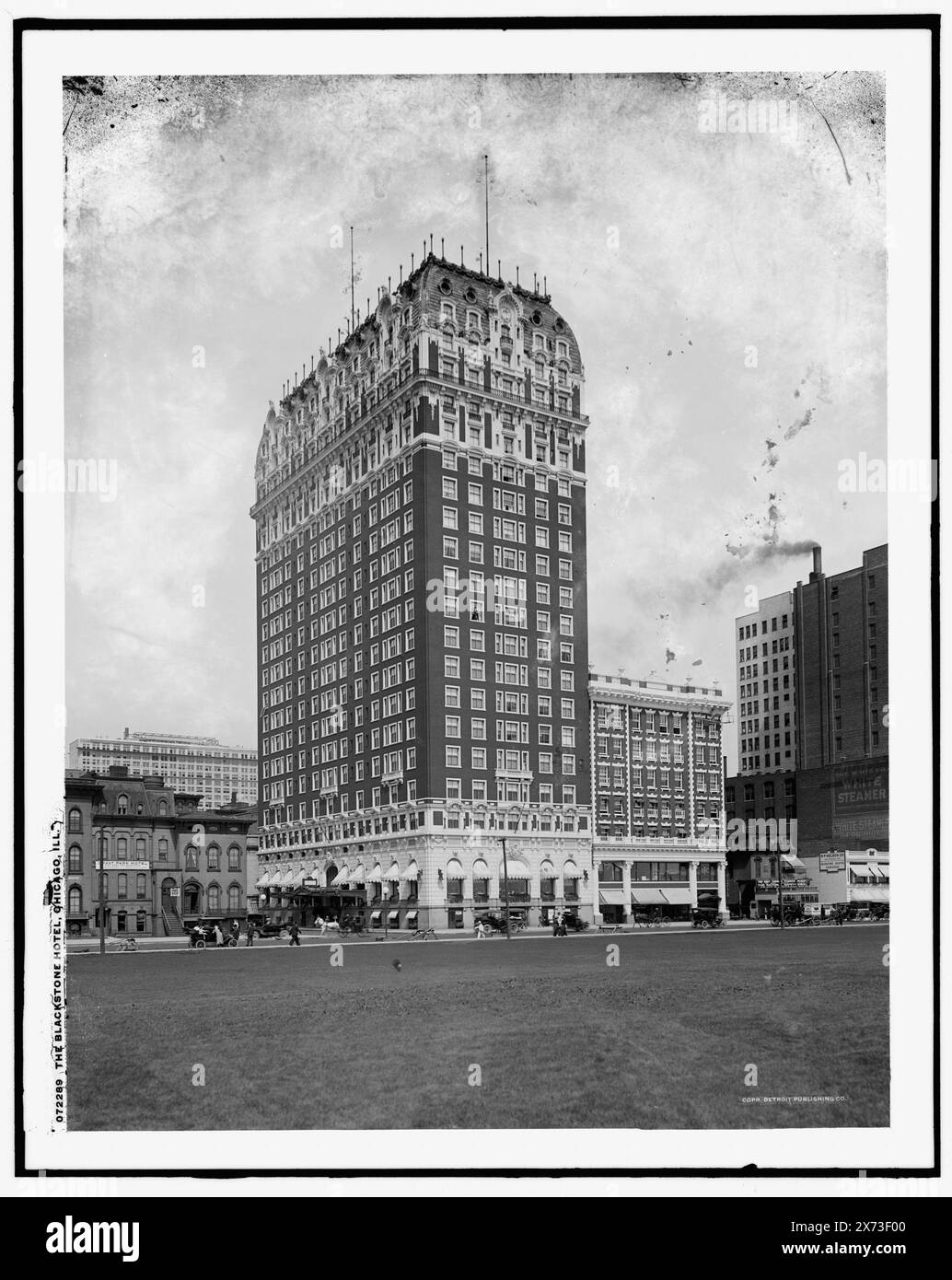 The Blackstone Hotel, Chicago, Illinois, vom Grant Park aus gesehen., 'G 8265' auf negativ. Detroit Publishing Co.-Nr. 072289., Geschenk; State Historical Society of Colorado; 1949, Hotels. , Usa, Illinois, Chicago. Stockfoto