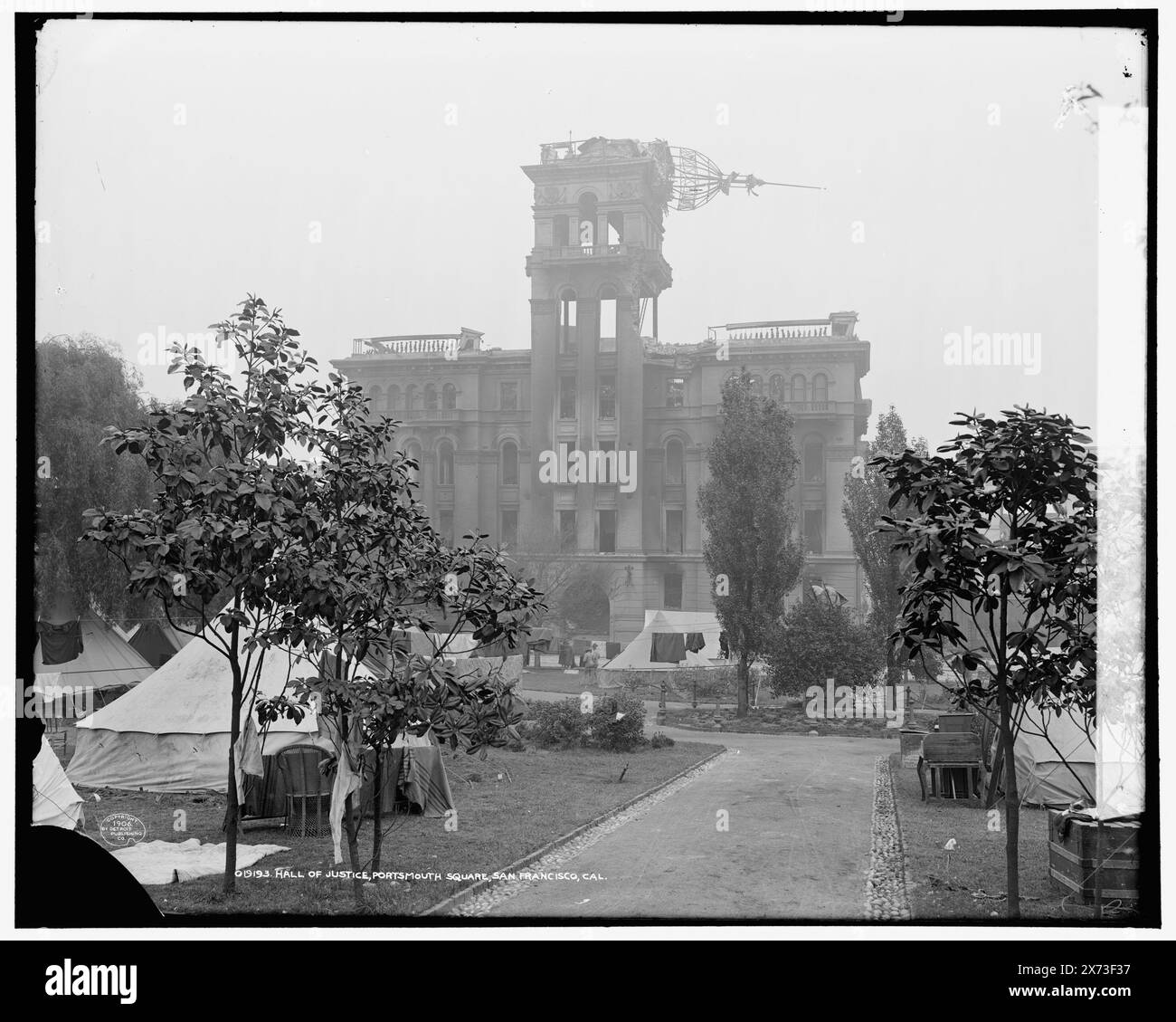 Hall of Justice, Portsmouth Square, San Francisco, Cal., gebrochene Ecke des Negativs separat abgelegt. Detroit Publishing Co.-Nr. 019193., Geschenk; State Historical Society of Colorado; 1949, Courthouses. , Plazas. , Zelte. , Erdbeben. , Usa, Kalifornien, San Francisco. Stockfoto