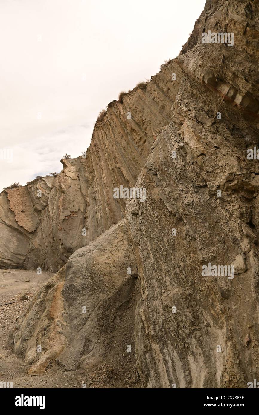 Zerklüftete Felsformationen mit strukturierten Oberflächen und Streifen, die die geologische Schönheit der natürlichen Landschaft demonstrieren Stockfoto