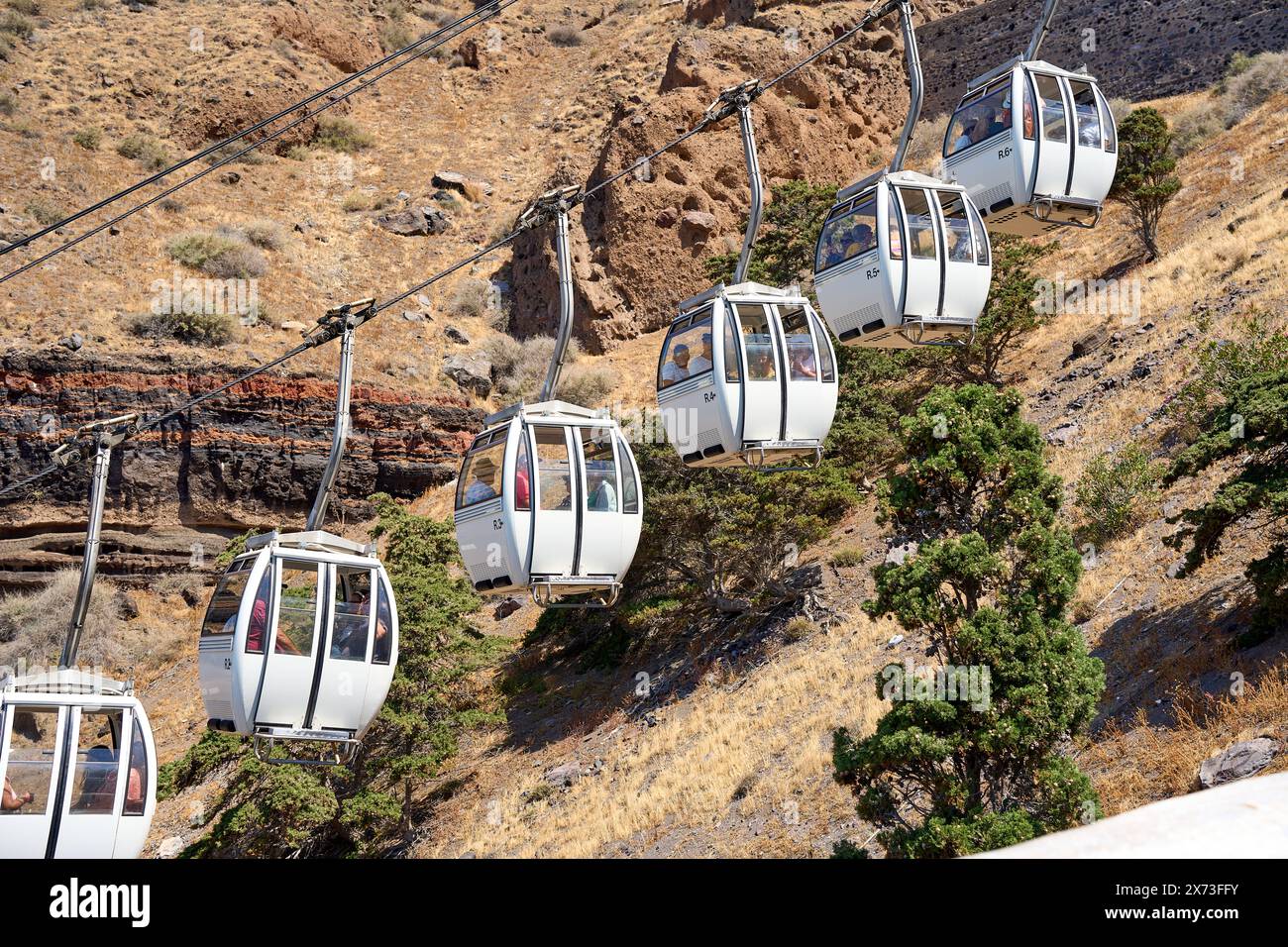 Thira, Santorini, Griechenland - 8. Mai 2024: Die berühmte Seilbahn führt vom Hafen in die Bergstadt Thira auf Santorini in Griechenland *** die berühmte Seilbahn die vom Hafen in die auf dem Berg gelegene Stadt Thira auf Santorini in Griechenland führt Stockfoto