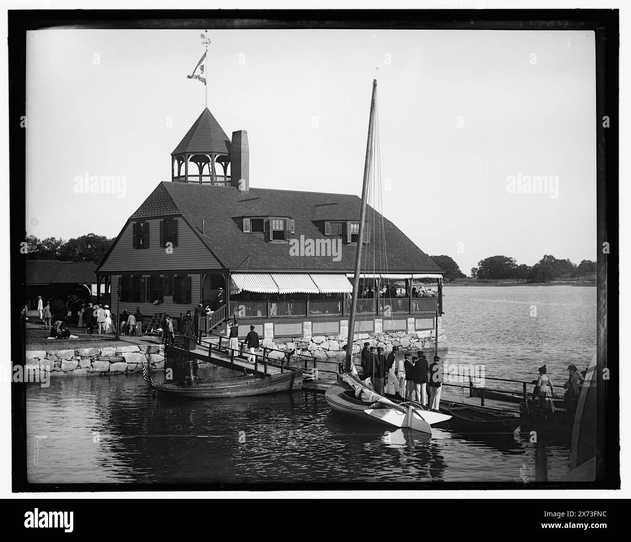 Riverside Yacht Club House, Attribution basiert auf Titel und Nummerierung. Nicht das 1893 Clubhaus des Riverside Yacht Club in Greenwich, Konn., '434' auf negative., No Detroit Publishing Co. No., Gift; State Historical Society of Colorado; 1949, Yacht Clubs. , Clubhäuser. , Piers & Kais. Stockfoto