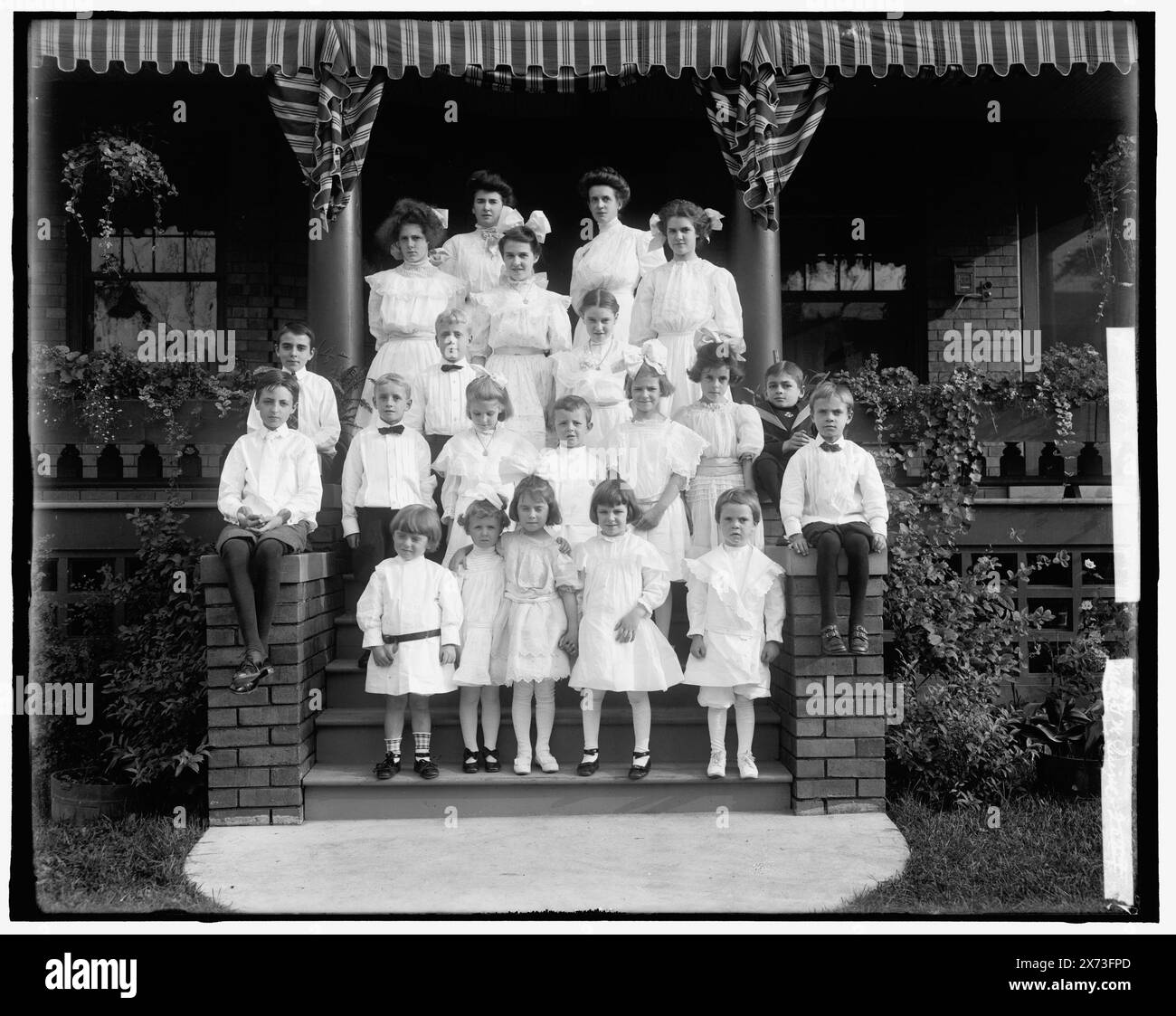 Kinder und Frauen auf Hausstufen, evtl. Schulkinder und Lehrer, Titel vom Kataloger erdacht., 'Mrs. G.W. Quirse' und '2029' auf negativ., Detroit Publishing Co.-Nr. X 188., Geschenk; State Historical Society of Colorado; 1949, Kinder & Erwachsene. Stockfoto