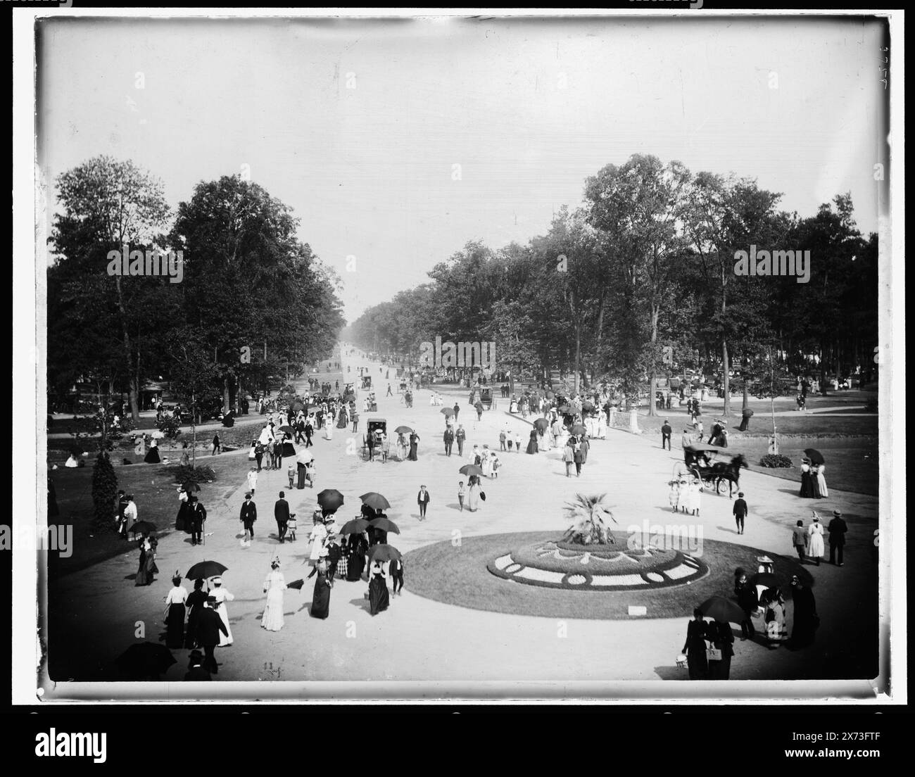 Belle Isle, Central Ave., Date based on Detroit, Catalogue F (1899)., entsprechende Glastransparenz (gleicher Seriencode) verfügbar auf Videobild 1A-28812., Detroit Publishing Co.-Nr. 03758., Geschenk; State Historical Society of Colorado; 1949, Parks. , Menschenmassen. , Gärten. , Usa, Michigan, Detroit. Stockfoto