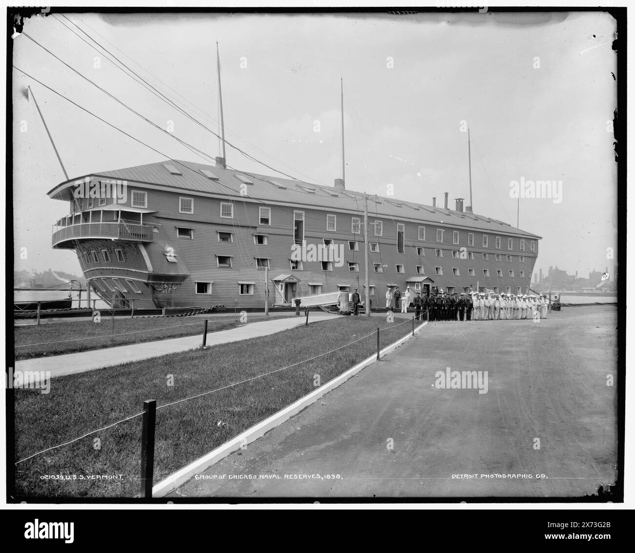 U.S.S. Vermont, Gruppe der Chicago Naval Reserves, Detroit Publishing Co. No 021039., Brooklyn., Gift; State Historical Society of Colorado; 1949, Vermont (Empfängerschiff), Vereinigte Staaten., Naval Reserve. , Seeleute, Amerikanische Küche. , Regierungsschiffe, amerikanisch. , Usa, New York (Bundesstaat), New York. Stockfoto