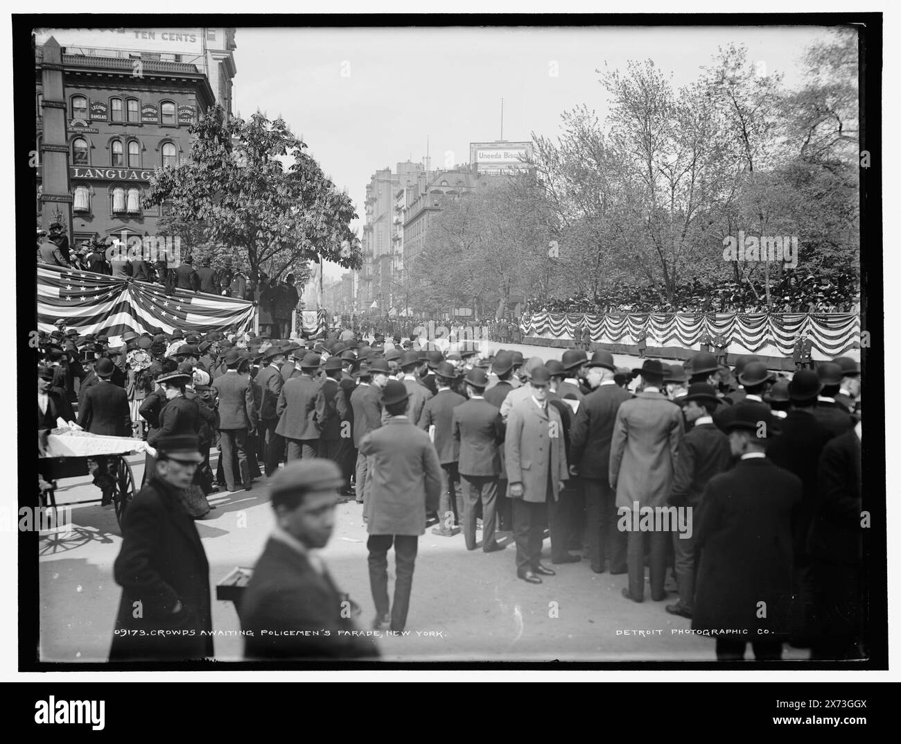 Massen warten auf Polizistenparade, New York, Date Based on Detroit, Catalogue P (1906)., Detroit Photographic Co. Auf negative., Detroit Publishing Co.-Nr. 09173., Fifth Avenue., Gift; State Historical Society of Colorado; 1949, Police. , Paraden und Prozessionen. , Menschenmassen. , Usa, New York (Bundesstaat), New York. Stockfoto