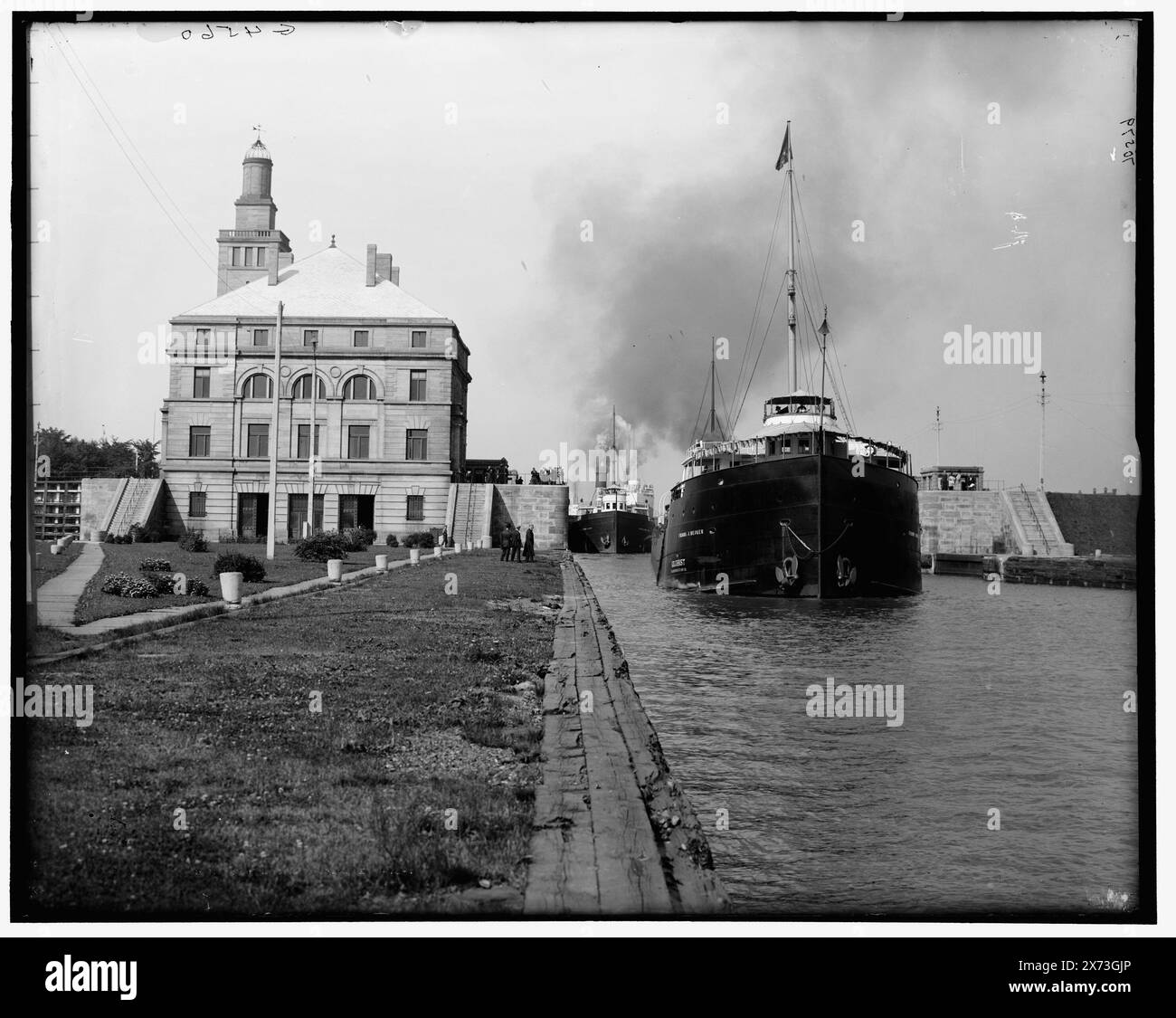 Frank J. Hecker in den Schlössern, Sault Ste. Marie, mich, Titel aus Jacke., 'G 4560' auf negativ. Detroit Publishing Co.-Nr. 070579., Geschenk; State Historical Society of Colorado; 1949, Frank J. Hecker (Frachter), Frachtschiffe. , Schleusen (Wasserbau) , USA, Michigan, Sault Sainte Marie. Stockfoto