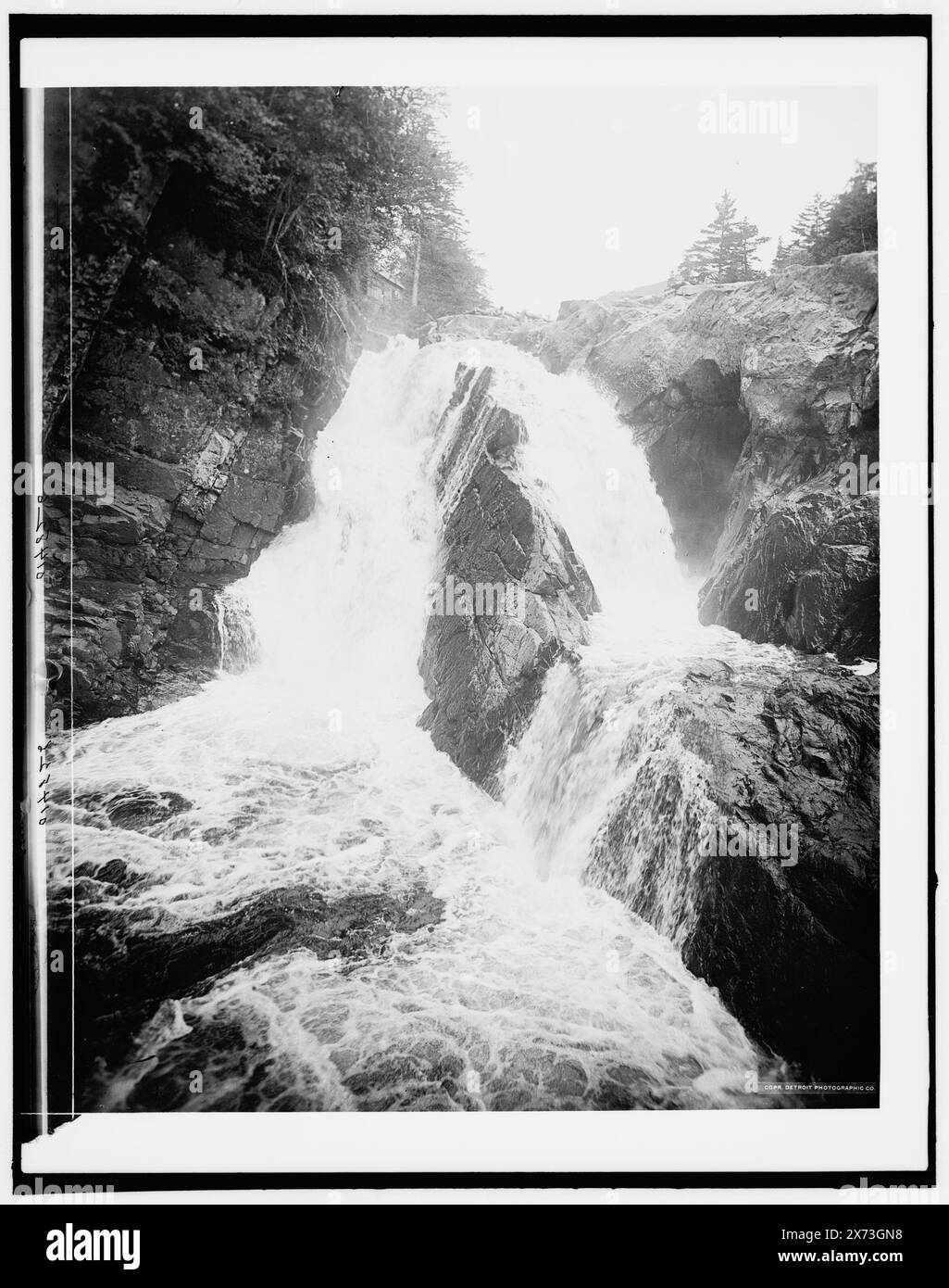 Wilmington High Fall, Upper Falls, Adirondack Mountains, Foto des Fotos wahrscheinlich von Jackson. Detroit Publishing Co. No. 014826., Geschenk; State Historical Society of Colorado; 1949, Waterfalls. , Usa, New York (Bundesstaat), Adirondack Mountains. Stockfoto