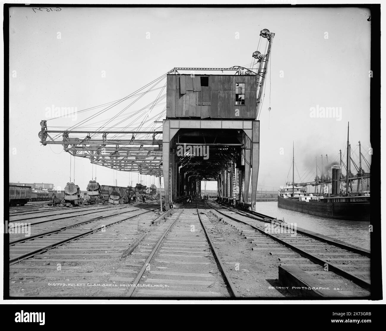 Hulett Clam Shell Hosts, Cleveland, Ohio, Date Based on Detroit, Catalogue P (1906)., 'G 1529' on negative., Detroit Publishing Co.-Nr. 016779., Geschenk; State Historical Society of Colorado; 1949, Piers & Wharves. , Hebemaschinen. , Usa, Ohio, Cleveland. Stockfoto