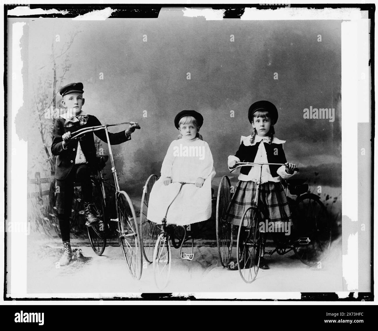Kinder posierten mit Fahrrad und Dreirädern, Titel entwickelt vom Kataloger., 'Larsen' auf Etikett., 'CS-401' auf negativ., No Detroit Publishing Co.-Nr., Gift; State Historical Society of Colorado; 1949, Children, Clothing & Dress. , Kinder auf Fahrrädern und Dreirädern. Stockfoto