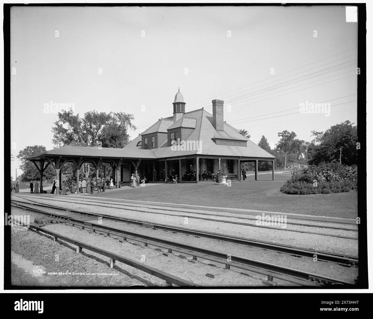 D. & H.R.R. Delaware & Hudson Railroad Station, Hotel Champlain, N.Y., '3608' auf negativ., Detroit Publishing Co.-Nr. 019782., Geschenk; State Historical Society of Colorado; 1949, Railroad Stations. , Usa, New York (Bundesstaat), Bluff Point. Stockfoto