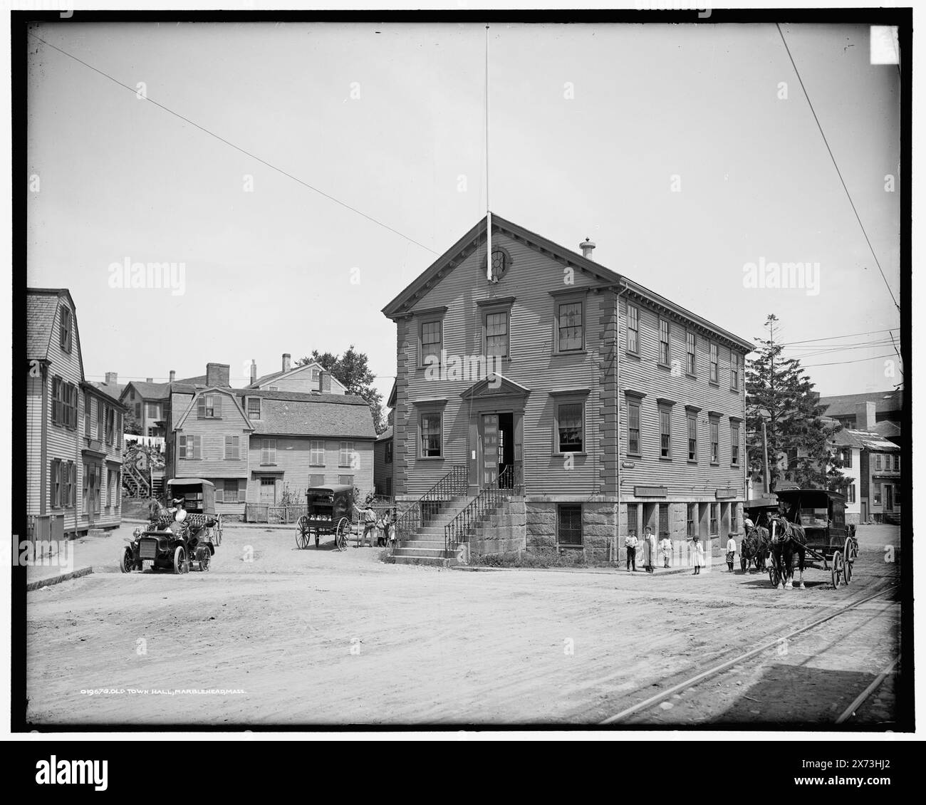 Old Town Hall, Marblehead, Mass., Date based on Detroit, Catalogue P (1906)., '3415' on negative., Detroit Publishing Co.-Nr. 019678., Geschenk; State Historical Society of Colorado; 1949, City & Town Hall. , Kutschen & Reisebusse. , Usa, Massachusetts, Marblehead. Stockfoto