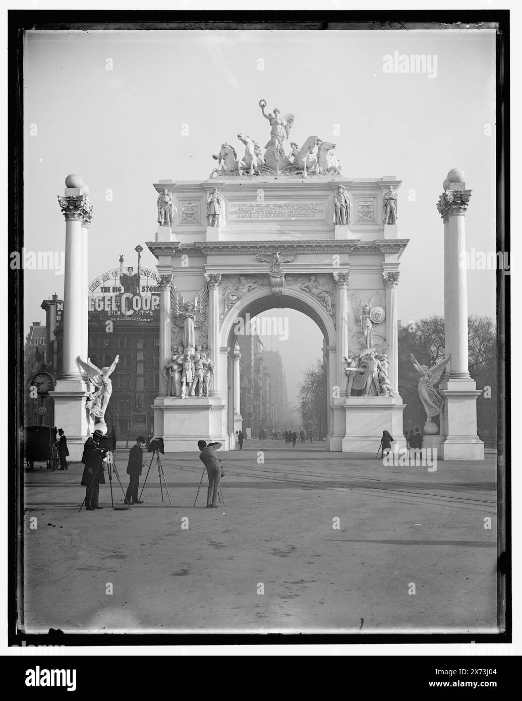 Dewey Arch, New York, Titel aus Jacke, Fotografen im Vordergrund., 'X 986' auf negativ. Detroit Publishing Co.-Nr. 32460., Geschenk; State Historical Society of Colorado; 1949, Dewey, George, 1837-1917, Denkmäler. , Gedenkbögen. , Usa, New York (Bundesstaat), New York. Stockfoto