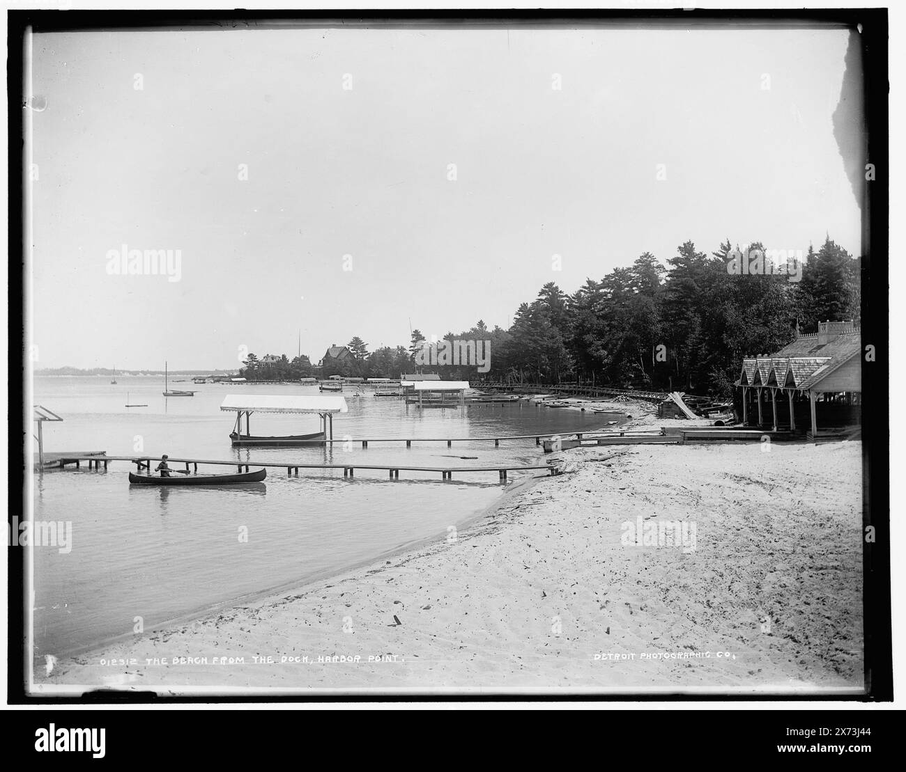The Beach from the Dock, Harbor Point, entsprechende Glastransparenz (gleicher Seriencode) verfügbar auf Videodisc Frame 1A-29400., Detroit Publishing Co.-Nr. 012312., Geschenk; State Historical Society of Colorado; 1949, Beaches. , Piers & Kais. , Einschübe. , Usa, Michigan, Harbor Springs. Usa, Michigan, Little Traverse Bay. Stockfoto