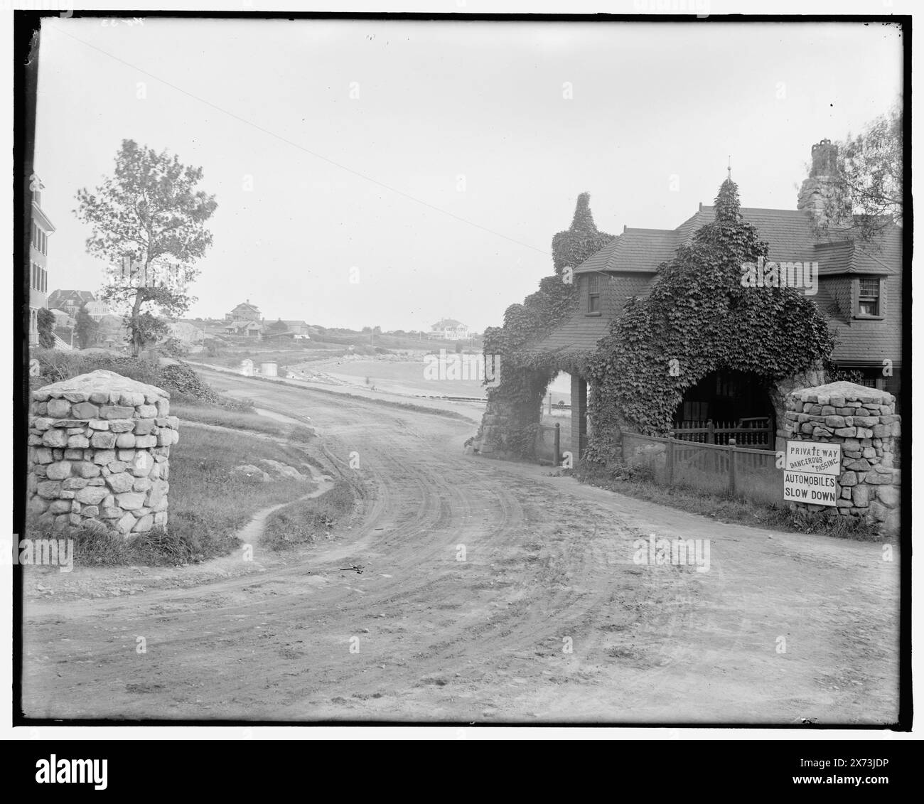 Gate Lodge & Niles Beach, East Gloucester, Mass., Titel aus Jacke., 'No. 33' auf negativ., Detroit Publishing Co.-Nr. 039838., Geschenk; State Historical Society of Colorado; 1949, Roads. , Torhäuser. , Usa, Massachusetts, Gloucester. Stockfoto