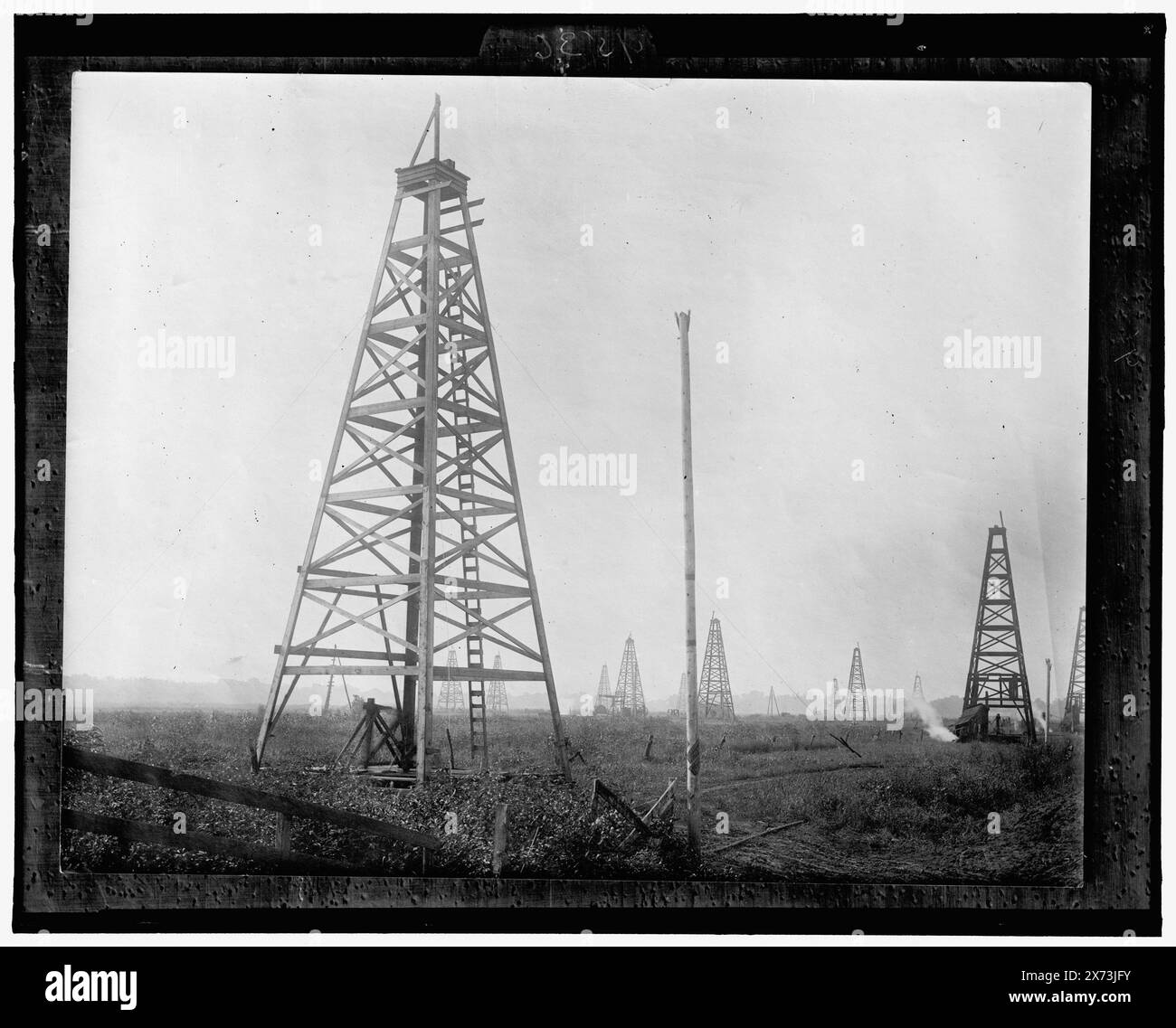 Ein Ölfeld, Titel aus Jacke., '9536' auf negativ. No. Detroit Publishing Co. No., Geschenk; State Historical Society of Colorado; 1949, Ölquellen. Stockfoto