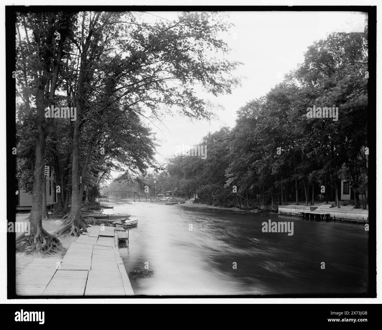 The Outlet, Long Branch Creek, Syracuse, N.Y., Titel von Jackett. 'h 125' und 'extra' auf negativ. Detroit Publishing Co.-Nr. 039374., Geschenk; State Historical Society of Colorado; 1949, Rivers. , Usa, New York (Bundesstaat), Syracuse. Stockfoto