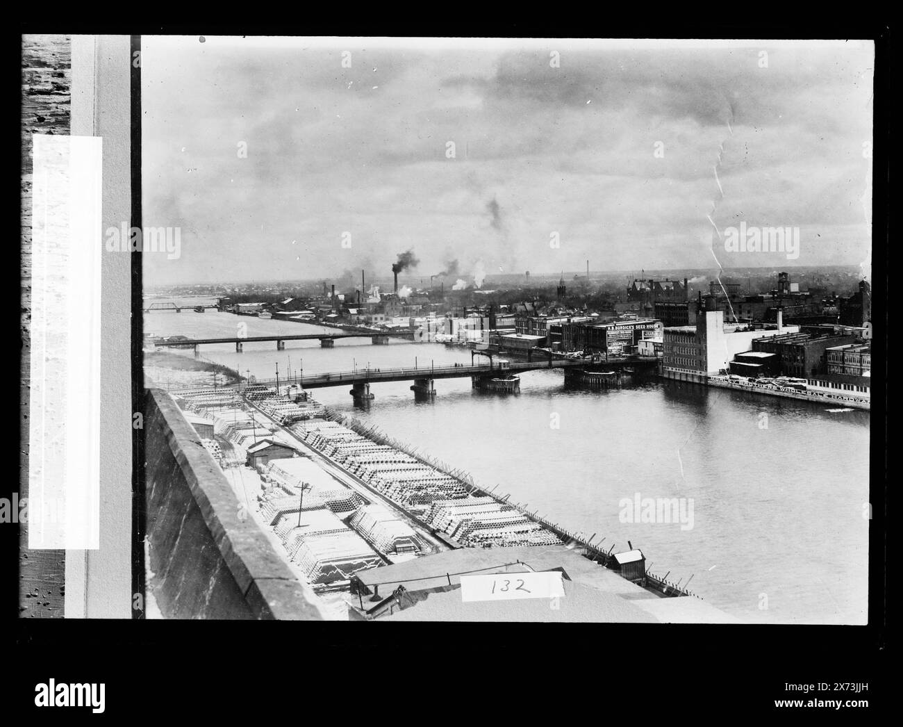 River Front, Saginaw, Michigan, 'B.E. 132' und 'Set IV' auf Etikett. Detroit Publishing Co.-Nr. K 2200 F., Geschenk; State Historical Society of Colorado; 1949, Rivers. , Brücken. , Usa, Michigan, Saginaw. Stockfoto