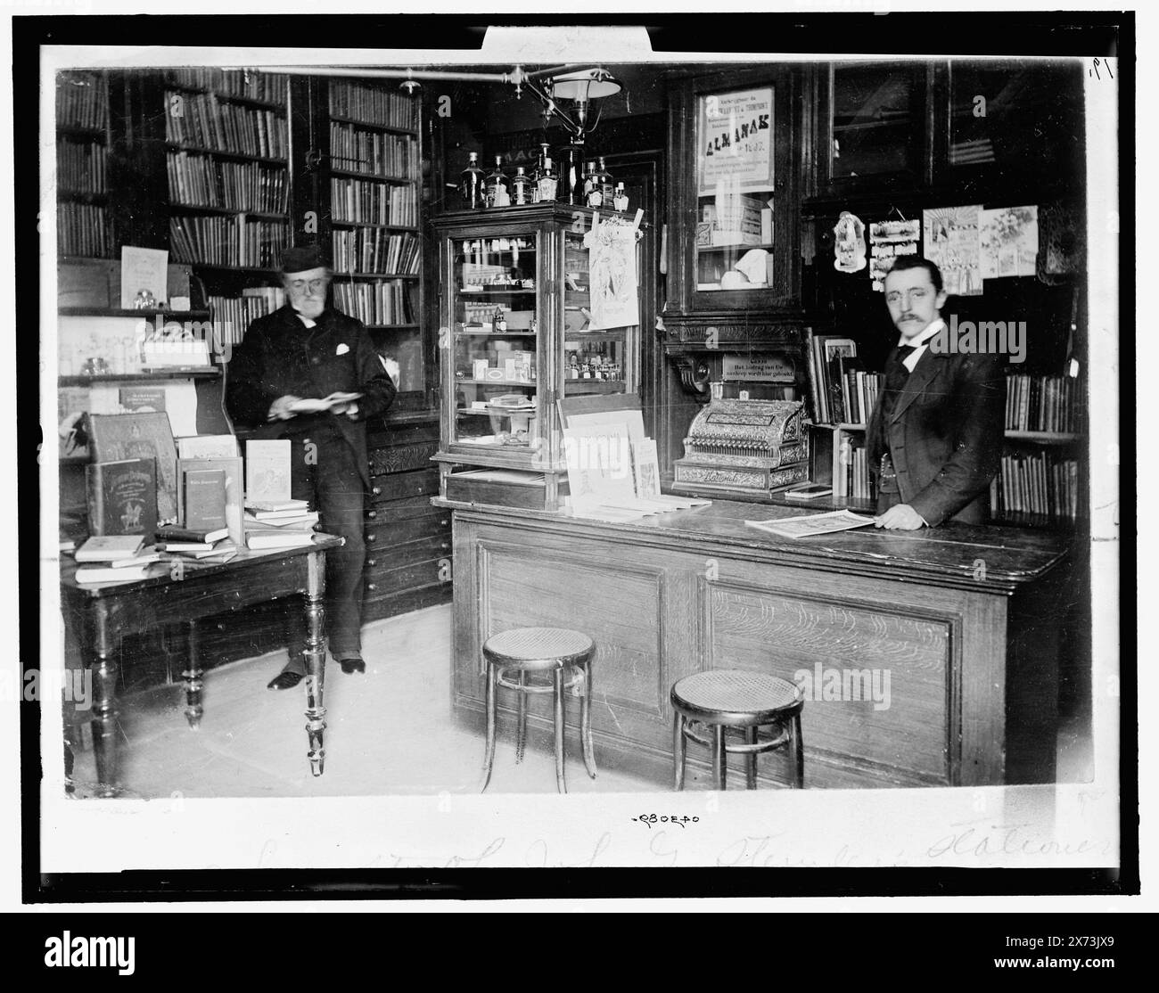 John G. Stemler, Briefpapier, Amsterdam, Holland, Titel aus Jacke. 'Made Specially for the National Cash Register Company' auf Jacke, '19' auf negativ, Detroit Publishing Co.-Nr. 043089., Geschenk; State Historical Society of Colorado; 1949, Schreibwarenhandel. , Innenräume. , Registrierkassen. , Niederlande, Amsterdam. Stockfoto