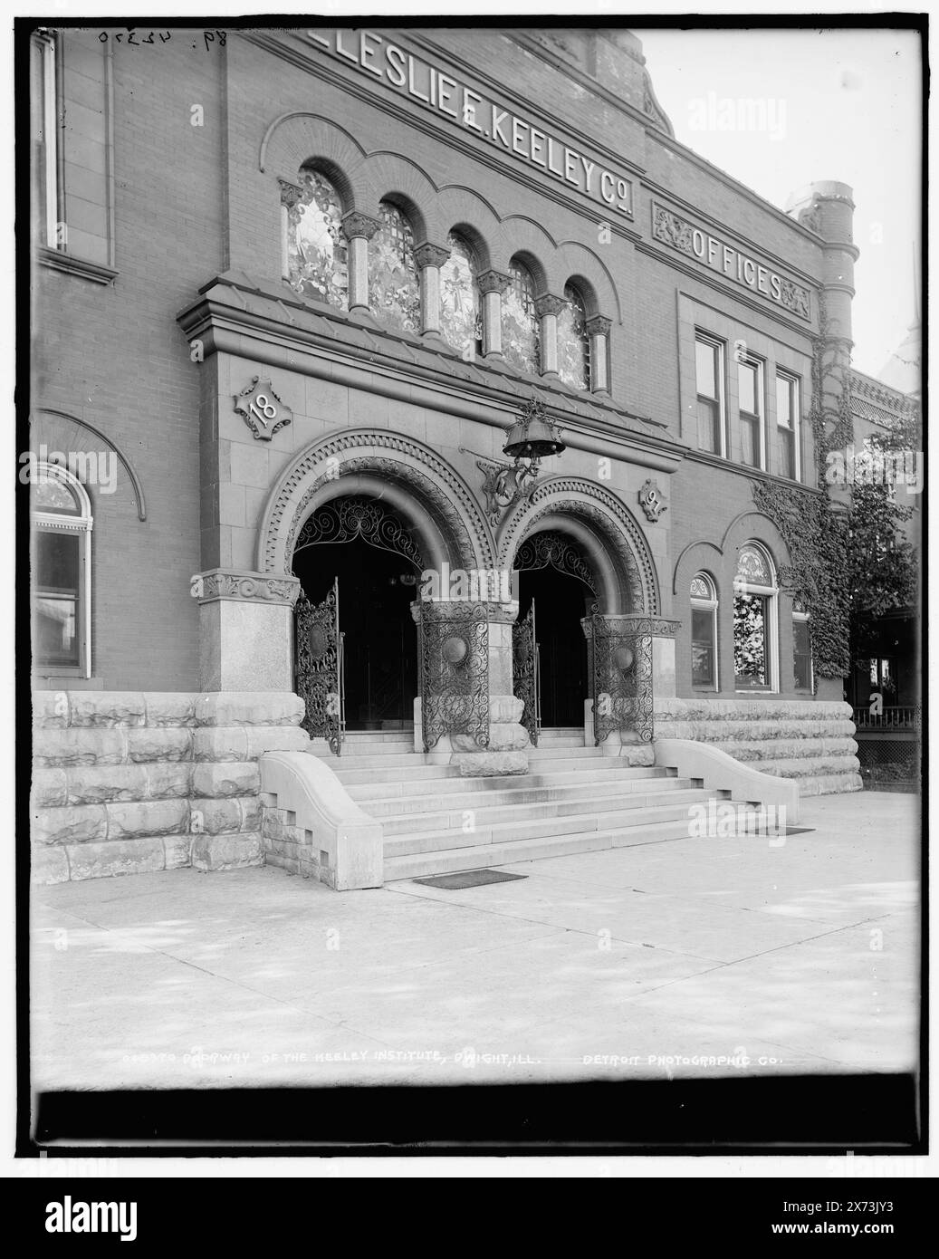 Tür des Keeley Institute, Dwight, Illinois, '89' auf negativ., 'Leslie E. Keeley Co. Offices' auf Gebäude., Detroit Publishing Co. No. 042370., Geschenk; State Historical Society of Colorado; 1949, Health Care Facilities. , Türen und Türöffnungen. , Usa, Illinois, Dwight. Stockfoto